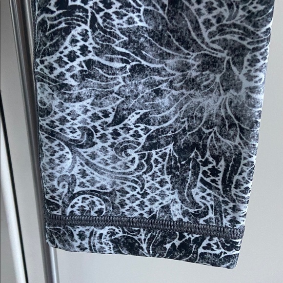 Lululemon Wunder Under Crop (High-Rise) *Full-On Luxtreme 21" EUC - Picture 10 of 14